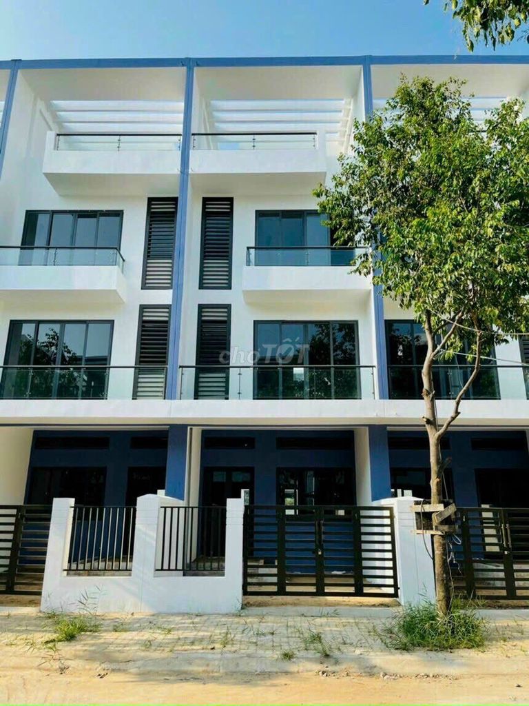 Nhà thực tế
